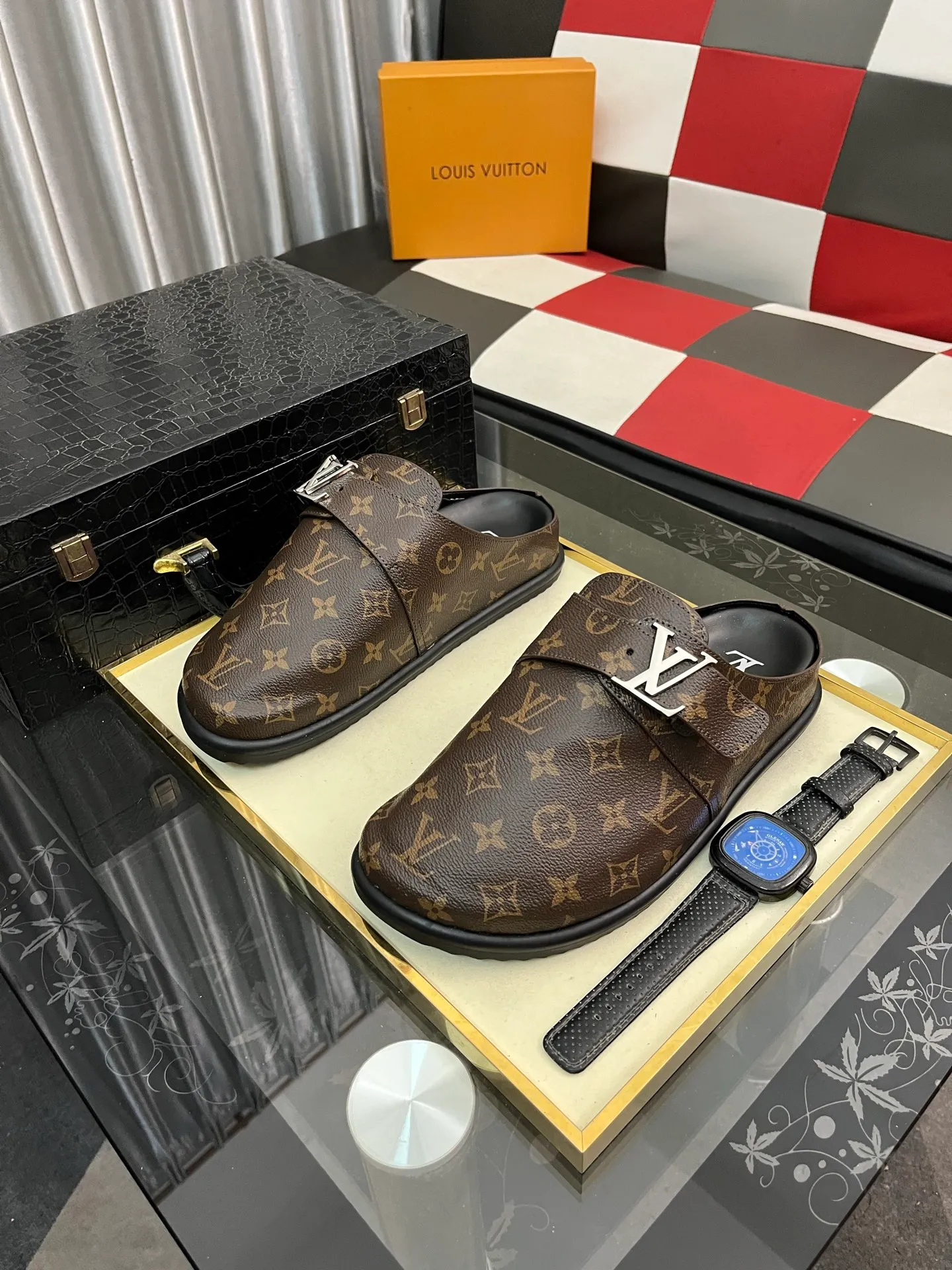 Men's shoes 💰380⌚️⌚️2025 new men's casual sandals and slippers, made of suede cow leather, with Monogram pattern to highlight the trendy style. Adjustable straps illuminated with LV letters, while a resilient insole and micro outsole provide lightweight comfort. Made of suede cow leather with embossed Monogram pattern and brand element metal hardware✅Adjustable straps➕Tough insole‼ ️Micro outsole. Comfortable and easy to wear‼ ️size: 38-443️⃣Colors available
